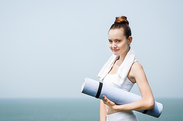 포토 JPG 주간 서양인 외국인 백인 해외기획촬영 우먼라이프 라이프스타일 여자 여유 바다 2013년태국 포즈 몸매관리 요가 휴식 건강 한명 서기 웃음 들기 사람 근접촬영 상반신 성인 야외 아웃포커스 운동복 수건 운동 건강관리 스트레칭 요가자세 매트 상쾌 의료성형뷰티 여자만 여자한명만 성인여자만 성인만 국내포토 자연요소 1 웰빙 옷 감정 뷰포인트 컨셉 다이어트 모션 촬영기법 표정 관리 인종 생활 위생용품 파일형식