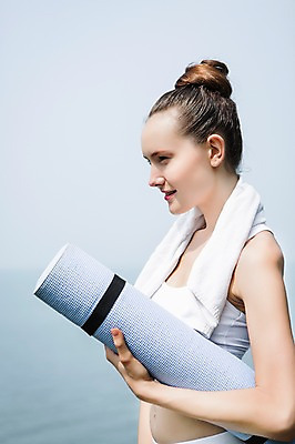 포토 JPG 주간 서양인 외국인 백인 해외기획촬영 우먼라이프 라이프스타일 여자 여유 바다 2013년태국 포즈 몸매관리 요가 휴식 건강 한명 서기 웃음 들기 사람 근접촬영 상반신 성인 야외 옆모습 아웃포커스 운동복 수건 운동 건강관리 스트레칭 요가자세 매트 상쾌 의료성형뷰티 여자만 여자한명만 성인여자만 성인만 국내포토 자연요소 1 웰빙 옷 감정 뷰포인트 컨셉 다이어트 모션 촬영기법 표정 관리 인종 생활 위생용품 파일형식