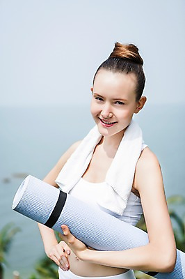 포토 JPG 주간 서양인 외국인 나무 식물 백인 해외기획촬영 우먼라이프 라이프스타일 여자 여유 바다 2013년태국 포즈 몸매관리 요가 휴식 건강 한명 서기 웃음 들기 사람 근접촬영 상반신 성인 야외 아웃포커스 운동복 운동 건강관리 스트레칭 요가자세 매트 풀 상쾌 의료성형뷰티 여자만 여자한명만 성인여자만 성인만 국내포토 자연요소 1 웰빙 옷 감정 뷰포인트 컨셉 다이어트 모션 촬영기법 표정 관리 인종 생활 파일형식