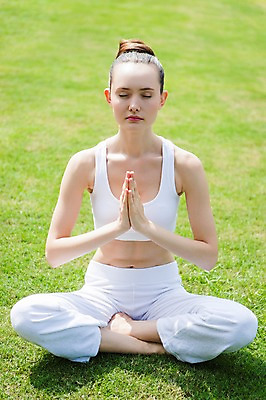 포토 JPG 주간 전신 서양인 외국인 식물 백인 해외기획촬영 우먼라이프 라이프스타일 여자 여유 2013년태국 포즈 몸매관리 요가 휴식 건강 한명 사람 앉기 근접촬영 잔디 성인 야외 아웃포커스 운동복 운동 건강관리 눈감음 스트레칭 요가자세 풀 명상 상쾌 손모으기 합장 의료성형뷰티 여자만 여자한명만 성인여자만 성인만 국내포토 자연요소 1 웰빙 옷 감정 뷰포인트 컨셉 다이어트 모션 촬영기법 관리 인종 손짓 생활 파일형식