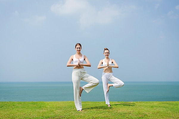 포토 JPG 주간 전신 서양인 외국인 식물 백인 해외기획촬영 우먼라이프 라이프스타일 여자 여유 바다 2013년태국 포즈 몸매관리 요가 휴식 건강 서기 사람 잔디 성인 야외 두명 운동복 운동 건강관리 스트레칭 요가자세 풀 상쾌 손모으기 합장 다리들기 의료성형뷰티 여자만 성인여자만 성인만 국내포토 자연요소 웰빙 옷 감정 컨셉 다이어트 모션 관리 인종 손짓 생활 파일형식