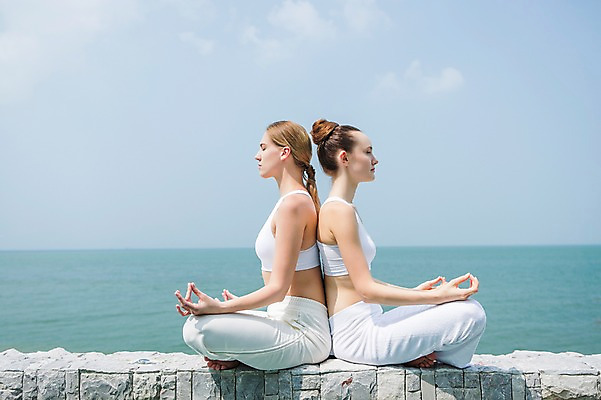 포토 JPG 주간 전신 서양인 외국인 백인 해외기획촬영 우먼라이프 라이프스타일 여자 여유 바다 2013년태국 포즈 몸매관리 요가 휴식 돌담 건강 사람 앉기 손짓 성인 야외 두명 운동복 운동 건강관리 눈감음 기댐 스트레칭 요가자세 등맞대기 돌_바위 명상 상쾌 의료성형뷰티 여자만 성인여자만 성인만 국내포토 자연요소 웰빙 옷 감정 컨셉 다이어트 모션 관리 인종 생활 담장 파일형식