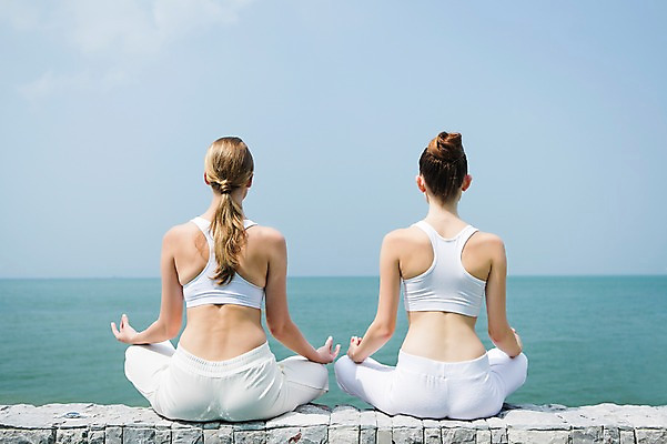 포토 JPG 주간 전신 서양인 외국인 백인 해외기획촬영 우먼라이프 라이프스타일 여자 여유 바다 2013년태국 포즈 몸매관리 요가 휴식 돌담 건강 사람 앉기 손짓 성인 야외 두명 뒷모습 운동복 운동 건강관리 스트레칭 요가자세 돌_바위 명상 상쾌 의료성형뷰티 여자만 성인여자만 성인만 국내포토 자연요소 웰빙 옷 감정 뷰포인트 컨셉 다이어트 모션 관리 인종 생활 담장 파일형식