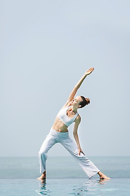 포토 JPG 주간 전신 서양인 외국인 백인 해외기획촬영 우먼라이프 라이프스타일 여자 여유 바다 2013년태국 포즈 몸매관리 요가 휴식 건강 한명 서기 사람 성인 야외 운동복 운동 손들기 건강관리 스트레칭 요가자세 다리벌리기 상쾌 의료성형뷰티 여자만 여자한명만 성인여자만 성인만 국내포토 자연요소 1 웰빙 옷 감정 컨셉 다이어트 모션 관리 인종 생활 파일형식