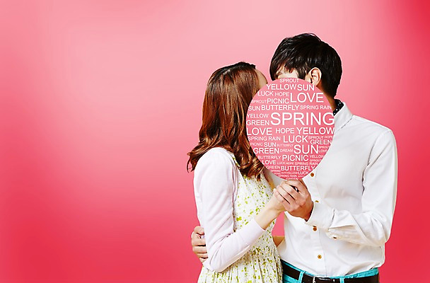 PSD 편집 편집이미지 배너 커플 계절 여자 남자 분홍색 컬러 백그라운드 안기 키스 프레임 따뜻함 사람 동양인 풍경 손짓 상반신 성인 두명 손잡기 봄 한국인 가림 스킨십 알림 풍선 성인만 이미지편집 관계 모션 인종 애정표현 파일형식