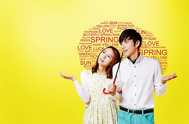 PSD 편집 편집이미지 배너 커플 계절 여자 남자 컬러 백그라운드 우산 날씨 프레임 따뜻함 서기 사람 동양인 풍경 손짓 상반신 성인 두명 노란색 손들기 팔짱 봄 한국인 알림 성인만 이미지편집 관계 모션 인종 파일형식