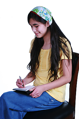 포토 JPG 해외이미지 긴머리 여자 어린이 포즈 티셔츠 의자 태국 한명 미소 앉기 동양인 치마 펜 노란색 머리띠 다인종 고립 스칸디나비아 혼혈 해외202004 해외포토 1 헤어스타일 아시아 컬러 가구 셔츠 장신구 모션 하의 표정 사람 인종 필기구 다문화 파일형식 이미지허브