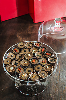 포토 JPG 해외이미지 음식 백그라운드 휴가 디저트 사탕 선물 사람없음 세트 갈색 과자 초콜릿 어둠 여러개 우유 흰색 달콤 맛 설탕 수집 스위스 모음 코코아 충동구매 고립 섞기 해로움 프랄린 해외202004 해외포토 유럽 음료 컬러 다수 컨셉 유제품 한글 쇼핑 과소비 파일형식 이미지허브