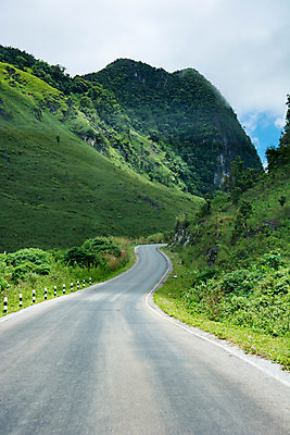 포토 JPG 해외이미지 아시아 도로 길 여행 백그라운드 곡선 교통시설 자연 휴가 산 거리 파노라마 풍경 사람없음 야외 초록색 여름 환경 맑음 자유 시골 고속도로 정상 아스팔트 방향 좁은 장면 라오스 탐사 동쪽 굴곡 길가 방법 소멸 해외202004 해외포토 계절 나라 선 컬러 교통 컨셉 날씨 촬영기법 시설 생태계 파일형식 이미지허브