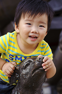 포토 JPG 해외이미지 손 남자 행복 아시아 아들 어린이 장난 놀이 건강 사랑 한명 사람 동양인 소년 햇빛 머리 중국 자녀 아기 잡기 달콤 소중 연습 천진난만 해외202004 해외포토 1 감정 나라 컨셉 가족 모션 인종 신체부위 태양 맛 파일형식 이미지허브