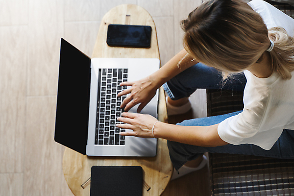 포토 JPG 해외이미지 직업 라이프스타일 여자 교육 인터넷 모바일 한명 사람 앉기 노트북 스마트폰 독서 타이핑 키보드 비즈니스우먼 프리랜서 여자한명만 해외202004 해외포토 1 비즈니스 모션 생활 전자제품 핸드폰 스마트기기 직장인 여자만 파일형식 이미지허브