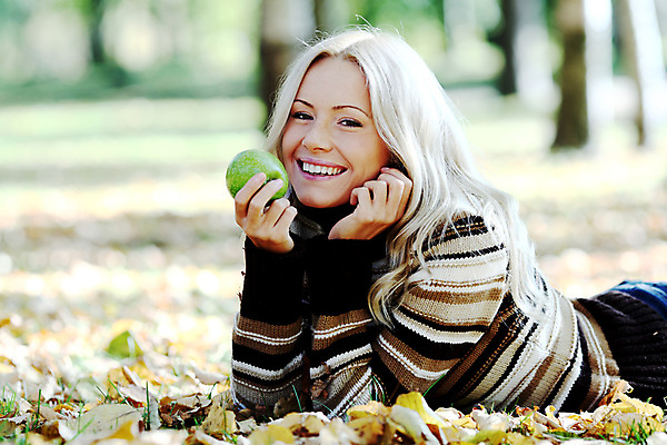 포토 JPG 해외이미지 백인 라이프스타일 공원 여자 엎드리기 한명 들기 사람 상반신 성인 야외 옆모습 아웃포커스 사과 숲 복고 성인여자한명만 해외202004 해외포토 서양인 1 공공시설 뷰포인트 과일 모션 촬영기법 생활 여자한명만 성인여자만 파일형식 이미지허브
