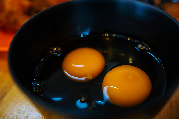 포토 JPG 해외이미지 스튜디오촬영 1 음식 백그라운드 오렌지 재료 탁자 디저트 실내 건강 요리 사람없음 빛 노란색 계란 치킨 어둠 껍질 흰색 시골 신선 액체 사발 닫기 아침식사 자르기 굽기 싱글 유기농 날것 노른자 고립 깨짐 단백질 생식 카피스페이스 해외202004 해외포토 웰빙 컬러 가구 컨셉 과일 모션 내부 알 식사 공백 사기그릇 구이 닭고기요리 영양소 파일형식 이미지허브