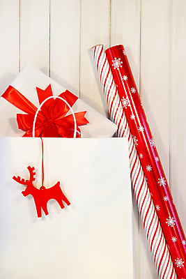 포토 JPG 해외이미지 라이프스타일 행복 종이 크리스마스 돈 가방 휴가 선물 사람없음 빨간색 세일 우주 상점 꿈 흰색 시장 구매 쇼핑몰 고객 활 고립 특별함 포장소품 비용 해외202004 해외포토 잡화 기념일 감정 컬러 컨셉 포장 생활 경제 쇼핑 재산 오브젝트 포장재료 파일형식 이미지허브