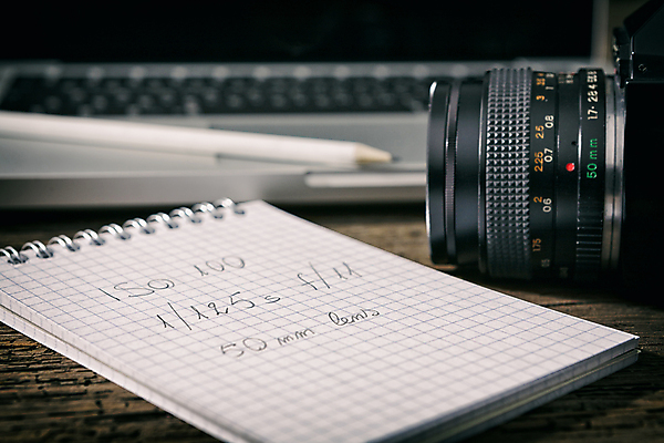 포토 JPG 해외이미지 종이 컨셉 비즈니스 통신 탁자 직장 사람없음 가로 노트북 컴퓨터 연필 카메라 디지털 모니터 사진촬영 공책 도구 키보드 업무 작업실 디자이너 책상 오브젝트 레이아웃 해외202004 해외포토 직업 가구 회사 문구용품 학용품 전자제품 필기구 촬영 작업 파일형식 이미지허브