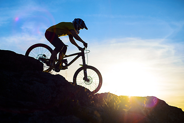 포토 JPG 해외이미지 라이프스타일 남자 실루엣 스포츠 자연 하늘 아침 산 한명 풍경 경사 야외 여름 일출 자전거 일몰 승차 저녁 헬멧 언덕 라이더 바이킹 산악자전거 해외202004 해외포토 주간 1 계절 모션 촬영기법 사람 생활 노을 바이크 야간 보호장비 생태계 파일형식 이미지허브