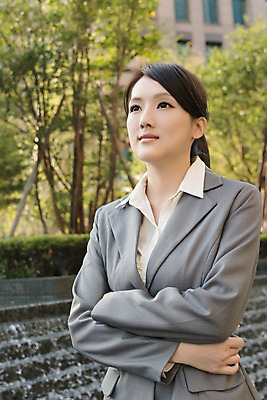 포토 JPG 해외이미지 직업 응시 여자 아시아 생각 비즈니스 사업가 성공 한국 한명 미소 동양인 야외 건물 일본 중국 도전 도시 업무 비즈니스우먼 자신감 대만 종업원 명상 경영자 리더 긍정 사색 동쪽 주인 경영 고용 정중 해외202004 해외포토 1 건축물 시선 감정 나라 컨셉 표정 사람 인종 구직 작업 직장인 방향 채용 파일형식 이미지허브