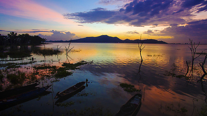 포토 JPG 해외이미지 나무 식물 응시 호수 자연 하늘 풍경 사람없음 목재 물 빛 황혼 새벽 젖음 저수지 보트 저녁 땅 홍수 장면 내추럴 재앙 해외202004 해외포토 자연요소 시선 배_교통 재료 일몰 야간 자연재해 생태계 파일형식 이미지허브
