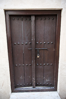 포토 JPG 해외이미지 벽 백그라운드 건축양식 날씨 주택 사람없음 건물 목재 문 묘사 대문 옛날 중고 파멸 해외202004 해외포토 나무 건축물 건축 컨셉 재료 파일형식 소멸 이미지허브