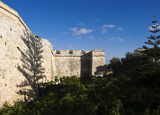 포토 JPG 해외이미지 유럽 벽 건축양식 사람없음 커튼 성 수비 중세 역사 재산 지중해 배수구 강화 몰타섬 석회암 웅장함 해외202004 해외포토 건축물 건축 나라 바다 섬 모션 금융 암석 몰타 파일형식 이미지허브