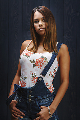 포토 JPG 해외이미지 백인 라이프스타일 여자 한명 사람 목재 10대 파란색 유행 청바지 판넬 얼룩 화려 우아함 시원함 스타일 해외202004 해외포토 서양인 나무 1 컬러 컨셉 재료 바지 청소년 생활 파일형식 이미지허브