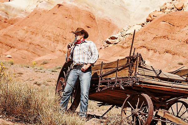 포토 JPG 해외이미지 남자 밧줄 한명 사람 이벤트 소년 목재 갈색 미국 경쟁 총 시골 용기 자신감 소 카우보이 위험 필름 먼지 팔 영웅 안장 리볼버 서쪽 반다나 해외202004 해외포토 나무 1 그릇 감정 무기 어린이 줄 컬러 컨셉 북아메리카 재료 포유류 신체부위 권총 방향 파일형식 헤어액세사리 이미지허브