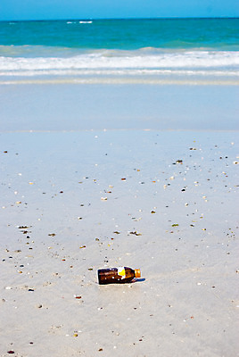 포토 JPG 해외이미지 종이 모래 파도 바다 섬 백그라운드 컨셉 통신 유리 하늘 사람없음 물 파란색 반사 일출 쪽지 희망 도움 황무지 메시지 구출 고독 떨어짐 빨래 땅 편지 코르크 느림 소통 sos 지원 파라다이스 헬프 수평선 해외202004 해외포토 자연요소 감정 컬러 가사 재질 노을 구조요청 파일형식 이미지허브