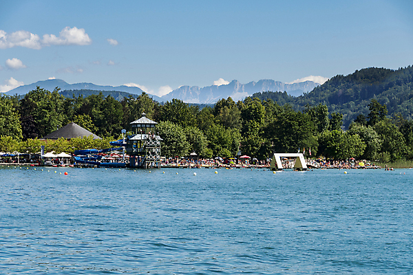 포토 JPG 해외이미지 나무 유럽 호수 건축양식 호텔 산 아파트 주택 수영장 풍경 사람없음 물 여름 파란색 맑음 보트 오스트리아 고급 알프스 해외202004 해외포토 자연요소 식물 계절 건축 나라 컬러 컨셉 배_교통 숙소 날씨 건물 파일형식 이미지허브