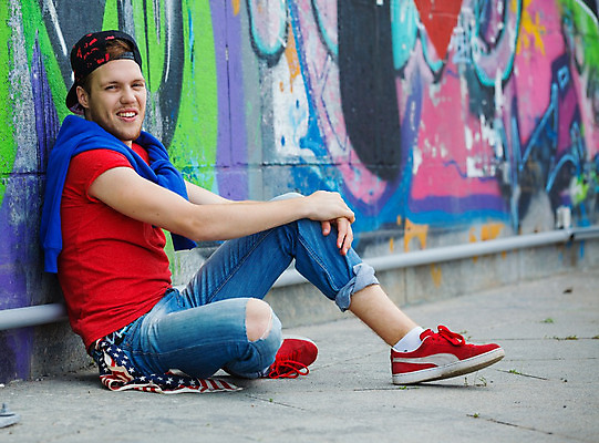 포토 JPG 해외이미지 백인 응시 남자 한명 미소 사람 청년 성인 취미 야외 옆모습 도시 그래피티 복고 성인남자한명만 해외202004 해외포토 서양인 1 시선 뷰포인트 표정 낙서 그림 남자한명만 성인남자만 파일형식 이미지허브