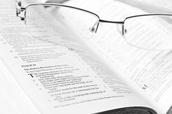 포토 JPG 해외이미지 기독교 종교 안경 사람없음 책 단어 성경 읽기 묘사 증거 신성 신앙심 옛날 해외202004 해외포토 문자 잡화 종교용품 모션 파일형식 이미지허브