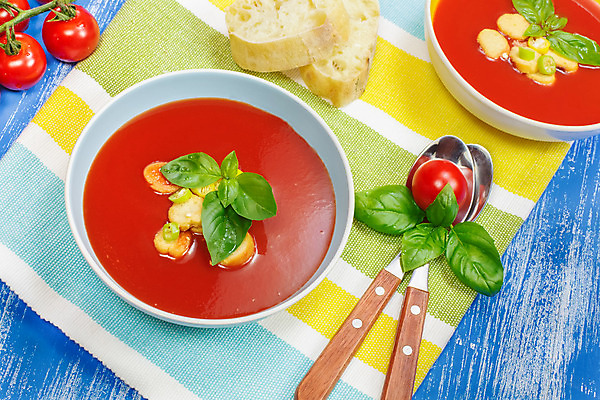 포토 JPG 해외이미지 전통 접시 음식 다이어트 토마토 채소 재료 탁자 건강 요리 사람없음 목재 옆모습 빨간색 주방 식사 저녁식사 이탈리아 가을 흰색 기구 뜨거움 사발 클래식 볼링 수프 먹기 허브 크림 매움 바질 프랑스어 점심식사 채식주의자 크루통 해외202004 해외포토 나무 식물 문자 식기 계절 유럽 빵 뷰포인트 컬러 가구 컨셉 모션 구기 사기그릇 맛 채식 파일형식 이미지허브