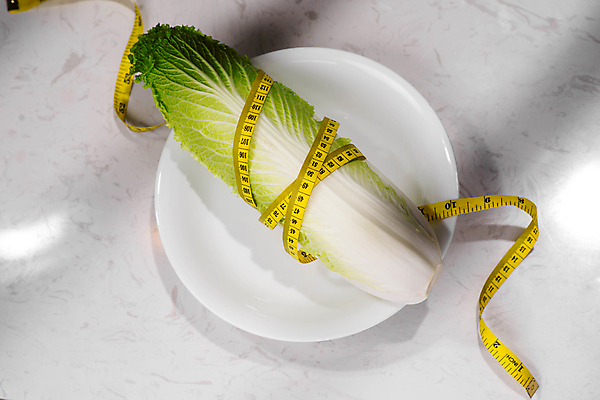 포토 JPG 해외이미지 라이프스타일 접시 백그라운드 컨셉 다이어트 줄자 건강 사람없음 측정 배추 감싸기 해외202004 해외포토 식기 채소 모션 자 생활 파일형식 이미지허브