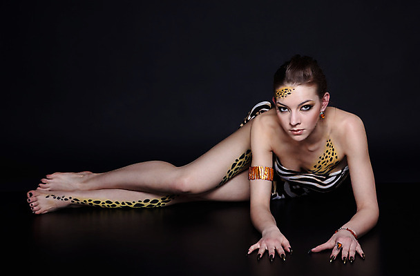 포토 JPG 해외이미지 모델 한명 유행 검은색 고양이 화려 표범 가면무도회 거짓말 바디페인팅 스타일 포트폴리오 해외202004 해외포토 1 컬러 컨셉 포유류 사람 반려동물 무도회 파일형식 이미지허브