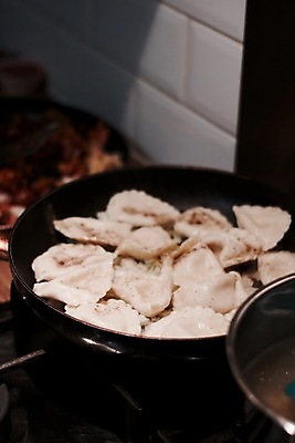 포토 JPG 해외이미지 접시 음식 포크 크리스마스 양파 휴가 치즈 요리 사람없음 빛 식당 저녁식사 맛 마법 점심식사 경단 러시아인 해외202004 해외포토 서양인 식기 기념일 컨셉 채소 유제품 상점 식사 파일형식 이미지허브