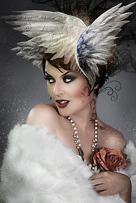 포토 JPG 해외이미지 백인 드레스 옷 여자 행복 날리기 갈색머리 가면 미술 한명 미소 사람 성인 가로 빨간색 빛 유행 터치 가을 직물 던지기 실크 부드러움 고립 혼자 스타일 해외202004 해외포토 서양인 1 헤어스타일 계절 감정 컬러 모션 문화예술 표정 감각 파일형식 이미지허브