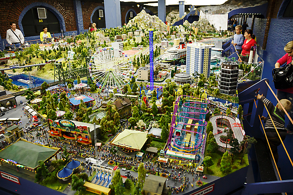 포토 JPG 해외이미지 공원 여자 남자 어린이 자동차 서기 소년 여러명 상반신 성인 장난감 미니어처 도시 구경 오브젝트 해외202004 해외포토 공공시설 육상교통 다수 모션 사람 모형 파일형식 이미지허브