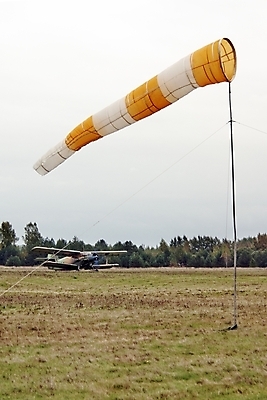 포토 JPG 해외이미지 구름 날개 표시 하늘 바람 날씨 사람없음 여름 침묵 계획 공항 위험 방향 속도 지원 전경 해외202004 해외포토 자연요소 계절 컨셉 교통시설 풍경 소리 파일형식 탑뷰 이미지허브