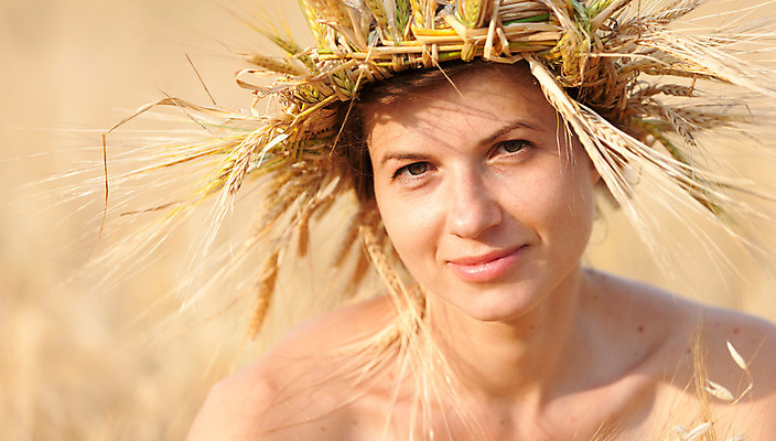 포토 JPG 해외이미지 식물 행복 줄기 밭 농업 자연 왕관 건강 한명 사람 야외 햇빛 노란색 유행 화환 일몰 수확 성장 시골 황금 저녁 시리얼 밀 장면 밀짚 내추럴 숙성 호밀 해외202004 해외포토 1 꽃 감정 산업 음식 컬러 곡류 태양 노을 짚 야간 생태계 파일형식 이미지허브