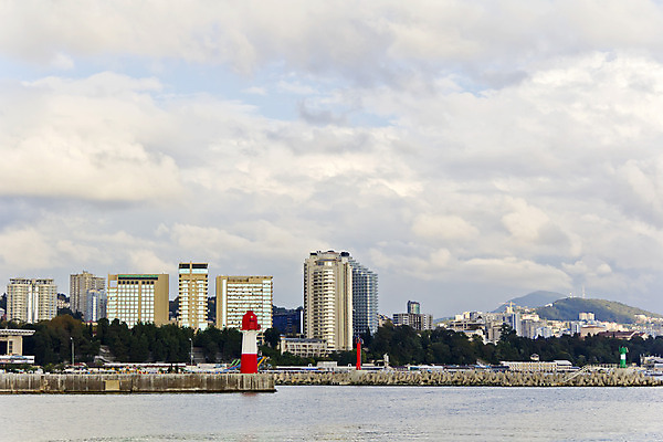 포토 JPG 해외이미지 유럽 바다 여행 건축양식 하늘 호텔 휴가 주택 사람없음 건물 가로 여름 파란색 마을 고층빌딩 도시 크루즈 그림 휴양지 러시아 남쪽 수평선 해외202004 해외포토 건축물 계절 건축 나라 컬러 배_교통 숙소 빌딩 장소 방향 파일형식 이미지허브