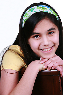 포토 JPG 해외이미지 긴머리 여자 행복 어린이 티셔츠 의자 태국 한명 앉기 동양인 치마 노란색 머리띠 다인종 고립 스칸디나비아 혼혈 해외202004 해외포토 1 헤어스타일 감정 아시아 컬러 가구 셔츠 장신구 모션 하의 사람 인종 다문화 파일형식 이미지허브