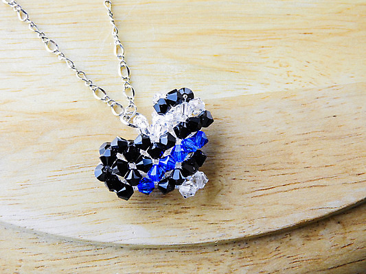 포토 JPG 해외이미지 모양 여자 백그라운드 목걸이 발렌타인데이 선물 사랑 사람없음 장식 빨간색 빛 세트 컬러풀 반사 유행 바위 흰색 하트 화려 황금 고급 우아함 은색 크리스탈 보석 다이아몬드 고립 루비 팬던트 세련 해외202004 해외포토 감정 컬러 컨셉 장신구 데이이벤트 사람 돌_바위 광석 파일형식 이미지허브