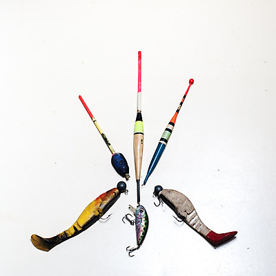 포토 JPG 해외이미지 모양 선 백그라운드 낚시 매달리기 어류 취미 사람없음 빨간색 세로 초록색 강 노란색 금속 검은색 장비 흰색 도구 공구 기어 미끼 고립 해외202004 해외포토 컬러 모션 재질 레저 수중동물 파일형식 이미지허브