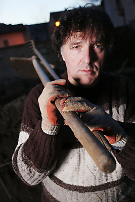 포토 JPG 해외이미지 손 남자 장갑 모션 노동자 한명 서기 성인 야외 가로 정원 검은색 어둠 황혼 흙 도구 잡기 작업 끝 야간 심각 어려움 옛날 해외202004 해외포토 자연요소 직업 1 잡화 컬러 컨셉 사람 신체부위 일몰 파일형식 이미지허브