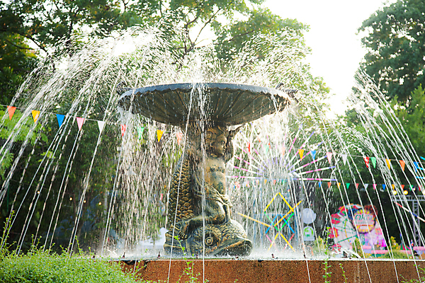 포토 JPG 해외이미지 여행 영국 동물원 사람없음 초록색 물 정원 봄 이탈리아 공연 연못 개울 그룹 저녁 분수 쇼 대리석 옛날 해외202004 해외포토 자연요소 계절 유럽 컬러 재료 이벤트 강 야간 파일형식 이미지허브