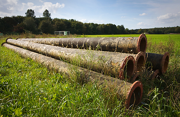 포토 JPG 해외이미지 사람없음 야외 쌓기 금속 부식 튜브 중고 해외202004 해외포토 모션 재질 파일형식 이미지허브