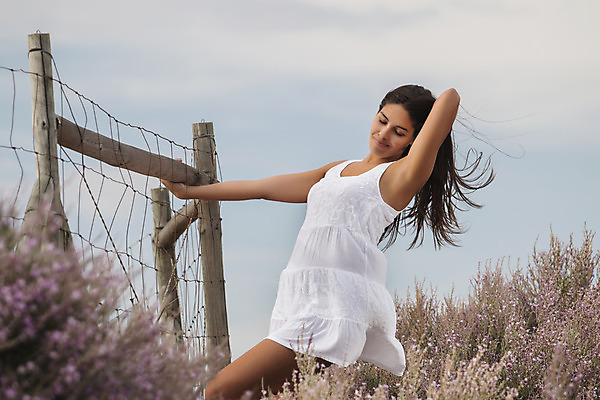 포토 JPG 해외이미지 백인 모델 라이프스타일 드레스 여자 꽃 행복 밭 자연 바람 휴식 건강 한명 미소 성인 야외 목재 여름 울타리 청춘 보라색 봄 기쁨 자유 흰색 신선 내추럴 무료 해외202004 해외포토 자연요소 서양인 나무 식물 1 옷 계절 감정 컬러 컨셉 농업 재료 날씨 표정 사람 생활 담장 생태계 파일형식 이미지허브
