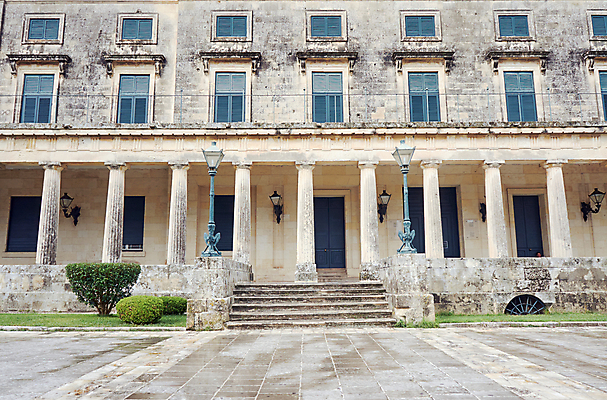 포토 JPG 해외이미지 식물 유럽 벽 섬 창문 거리 주택 사람없음 건물 계단 궁전 램프 기둥 도시 그리스 박물관 코르푸 해외202004 해외포토 건축물 건축 나라 고건축 조명 파일형식 이미지허브