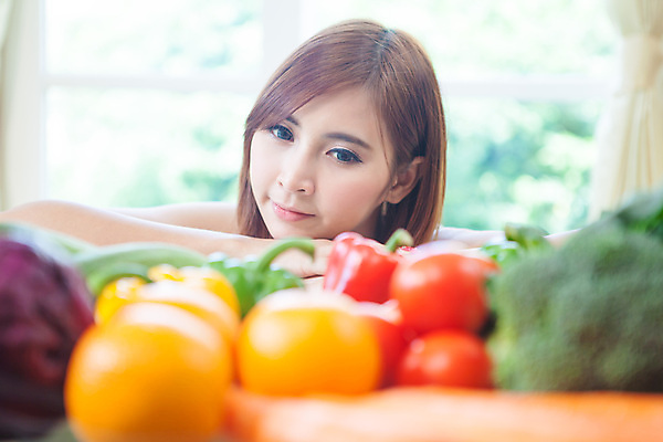 포토 JPG 해외이미지 라이프스타일 여자 행복 음식 다이어트 채소 탁자 주택 건강 요리 한명 사람 동양인 성인 내부 빨간색 초록색 주방 요리사 식사 저녁식사 샐러드 신선 자르기 먹기 준비 유기농 주부 만들기 후추 점심식사 채식주의자 해외202004 해외포토 직업 1 웰빙 감정 컬러 가구 모션 인종 건물 생활 향신료 채식 파일형식 이미지허브