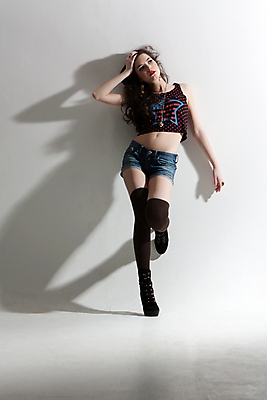 포토 JPG 해외이미지 전신 백인 모델 응시 여자 포즈 그림자 한명 서기 사람 성인 흰배경 복고 스타일 성인여자한명만 해외202004 해외포토 서양인 1 시선 백그라운드 모션 흰색 여자한명만 성인여자만 파일형식 이미지허브