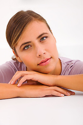 포토 JPG 해외이미지 백인 1 여자 행복 감정 생각 실내 한명 사람 성인 세로 갈색 머리 꿈 명상 어깨 긍정 사색 의심 내추럴 배려 표현성 해외202004 해외포토 서양인 컬러 컨셉 내부 신체부위 파일형식 이미지허브